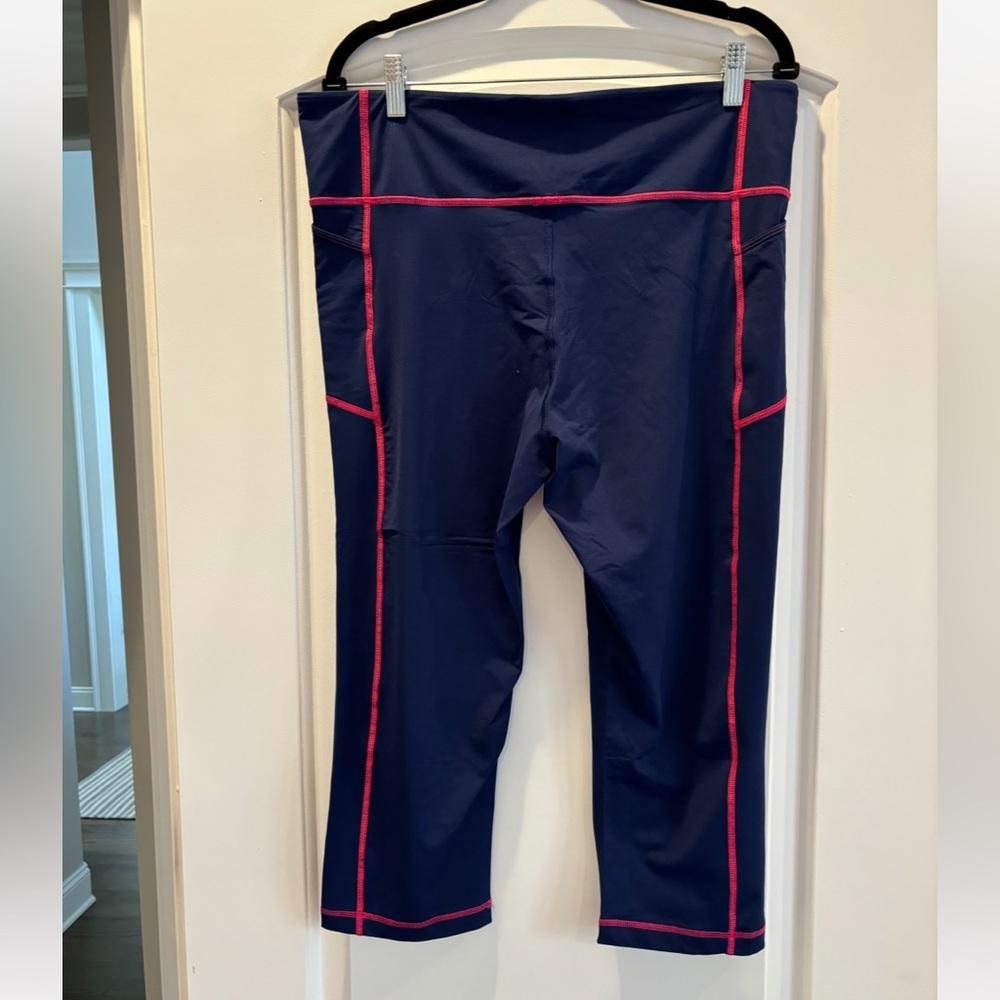 Vineyard Vines Solid Performance Crop Leggings; N… - image 4